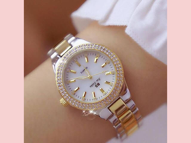 Reloj pulsera color rosa.