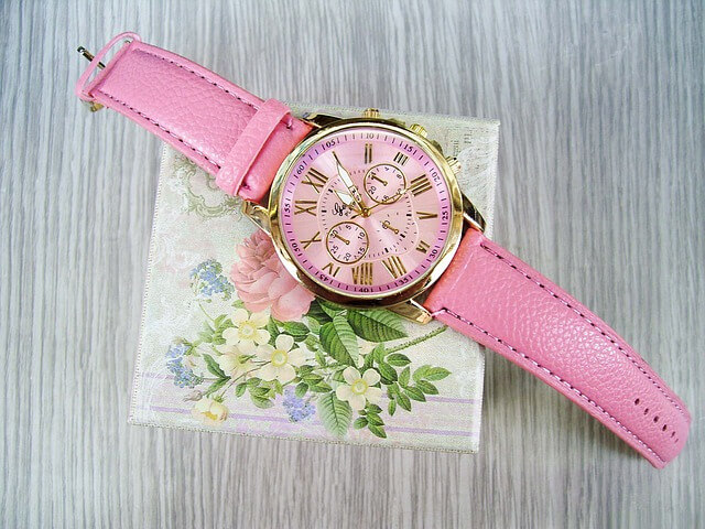 Reloj pulsera color rosa.